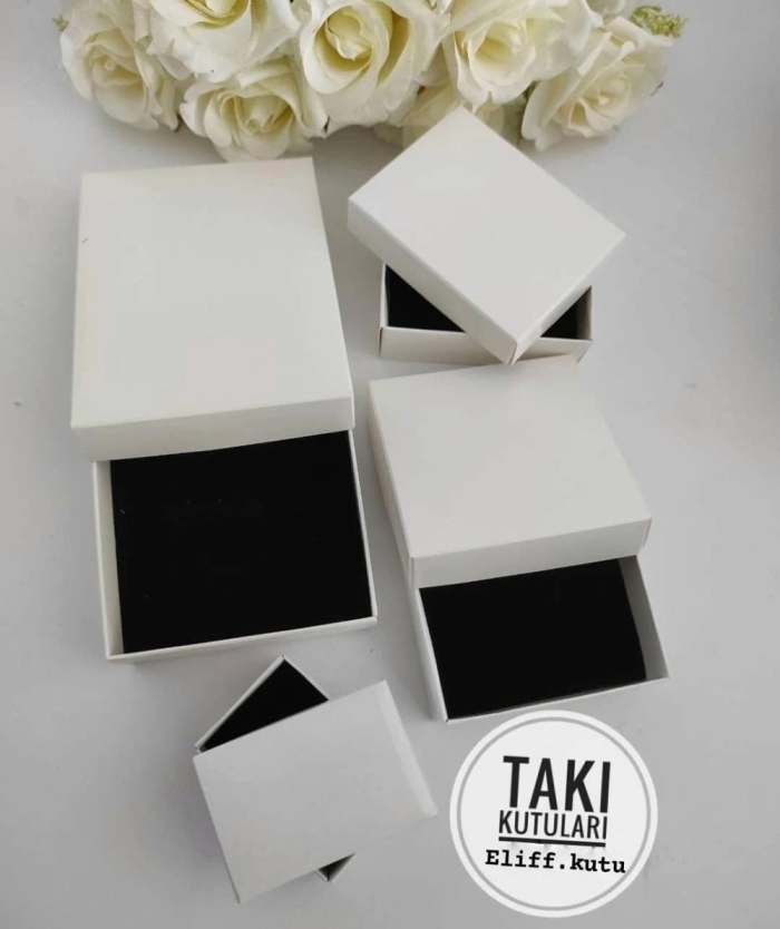 8x6x3 BEYAZ SÜNGERLİ TAKI KUTUSU   (25 li pkt )