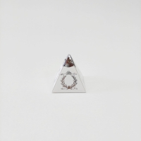 6x6x6 Beyaz Gümüş Yaldızlı Piramit Kutu 25 'li pakettir 