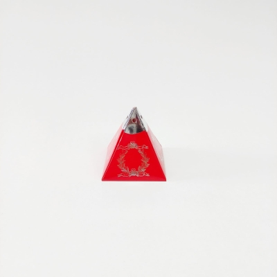 6x6x6 Kırmızı Gümüş Yaldızlı Piramit Kutu 25 li pakettir 