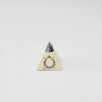 6x6x6 Krem Gümüş Yaldızlı Piramit Kutu 25 li pakettir 